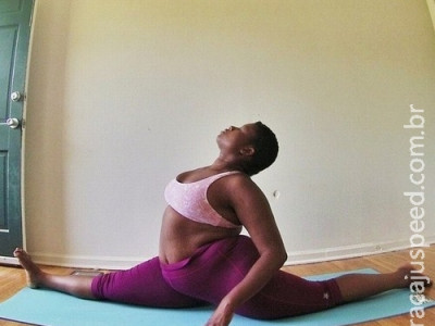 Instrutora de ioga surpreende por silhueta "fora do padrão"