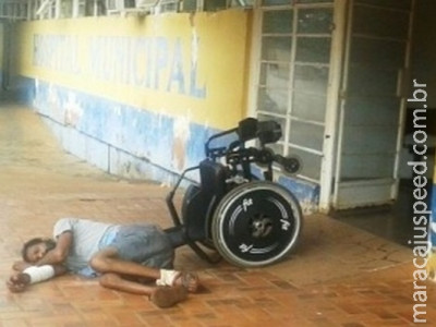 Homem caído em frente a hospital causa revolta entre pacientes