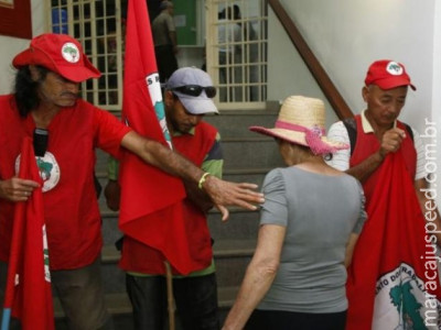 Só ambulâncias e cargas perecíveis passam por bloqueio do MST em MS