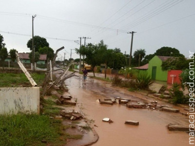 Temporal derruba muro e deixa moradores ilhados