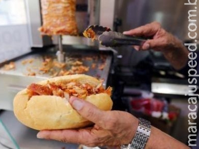 Vegetariano ameaça com faca em trem após sentir cheiro de carne