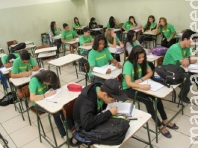 Após 8 anos, alunos da rede estadual trocam uniforme azul pelo verde