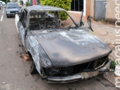 Fora da garagem, trio incendeia banco de carro na Capital