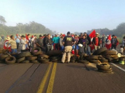 MST bloqueia BR-267 em Nova Andradina