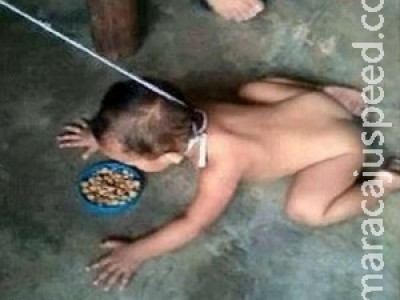 Mãe é detida por foto de bebê comendo no chão de coleira