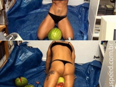 Mulher abre melancias usando apenas as coxas superpotentes