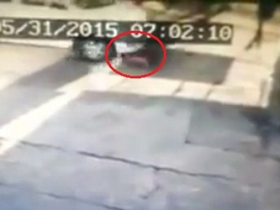 Van passa por cima de menino, que sai andando "indestrutível"