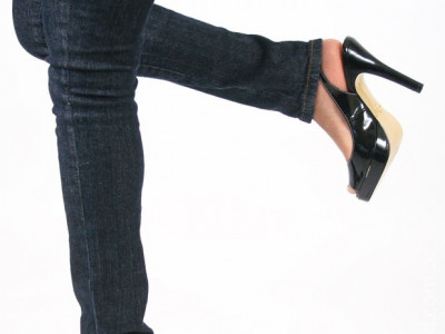Mulher fica dias sem conseguir andar e médicos culpam calça skinny