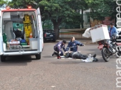 Motoentregador fica ferido após frear para não bater em camionete