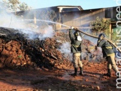 Incêndio atinge amontoado de madeiras em depósito de empresa