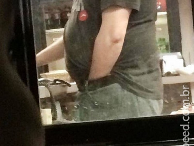 Funcionário de pizzaria é flagrado coçando partes íntimas