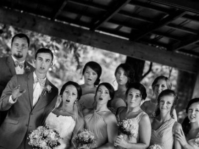 O que há por trás desses rostos assustados em foto de casamento?