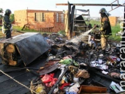 Vidraceiro esquece fogão aceso e casa é destruída durante incêndio