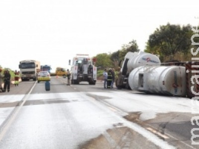 Combustível de caminhão tombado poluiu córrego