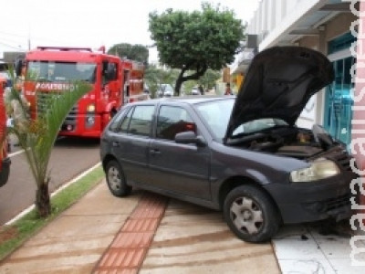 Mulher se distrai ao volante e carro colide em escritório de contabilidade
