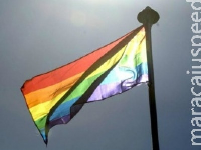 Casais homoafetivos ainda enfrentam limitações para demonstrar afeto em público