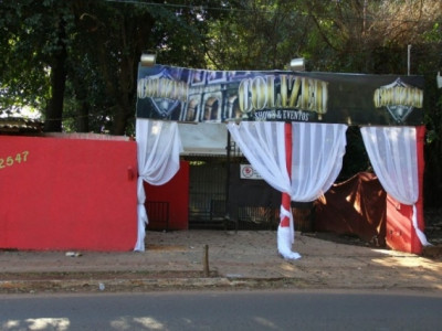 Homem invade boate, atira contra frequentadores e é baleado por PM