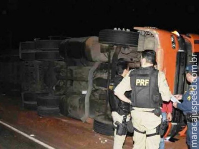 Carreta carregada com carne tomba na BR-163