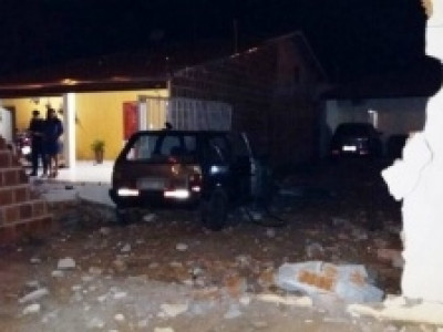 Motorista supostamente embriagado bate carro em muro e derruba portão de casa