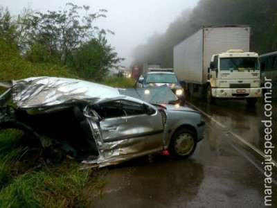 Carro parte ao meio após colisão e motorista sai ileso