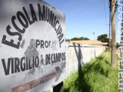 Bandidos invadem escola, incendeiam sala e picham ameaça em muro