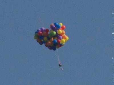 Homem sobrevoa cidade com ajuda de 110 balões e acaba preso
