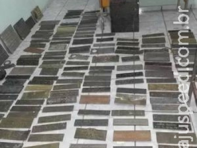 Polícia de MS apreende 190 placas de túmulos em empresa de reciclagem