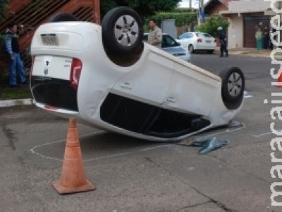 Carro capota após avançar preferencial em ruas sem sinalização