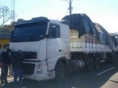 PRF apreende carreta com maconha em carga de amido de milho