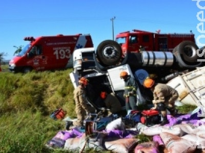 Motorista morre após carreta bitrem tombar na MS-338