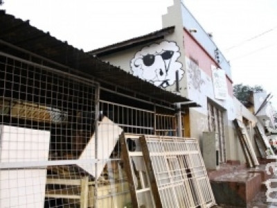 Funcionário coloca fogo em carro de patrão e tenta incendiar depósito