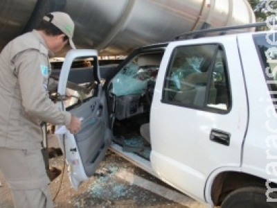 Carro vai parar embaixo de caminhão em acidente na BR-262