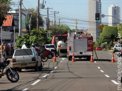 Carro capota após colisão e atinge outros dois veículos na Capital