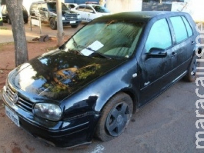Ladrões roubam carro, colidem em rotatória e fogem