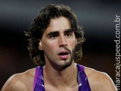 Atleta italiano exibe barba pela metade em competição