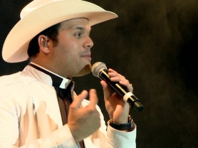 Empresários investem milhões de reais em novos cantores sertanejos
