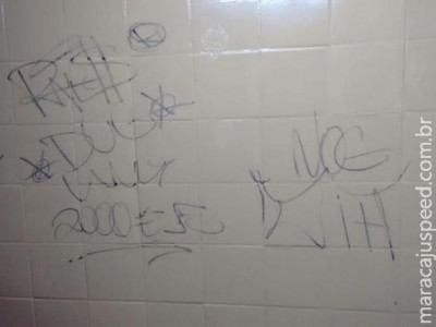 Adolescente é apreendido pichando banheiro de terminal