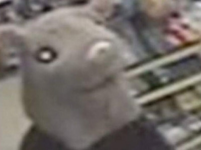Ladrão usa máscara de rato para roubar loja