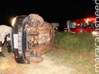 Carro capota, mas motorista que usava cinto de segurança sofre leves ferimentos