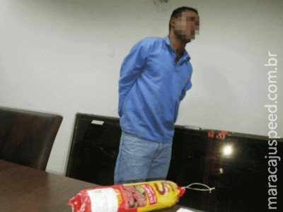 Segurança flagra homem escondendo salame nas calças em supermercado