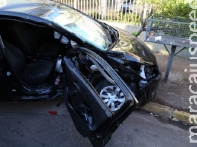 Caminhonete invade contramão, fura sinal e causa colisão na Capital