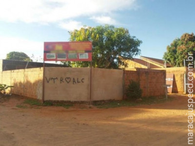 Ladrão quebra cerca elétrica e pula muro para tentar furtar serralheria