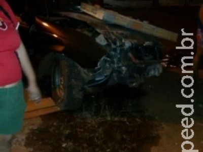 Motorista perde controle de veículo e destrói muro de residência