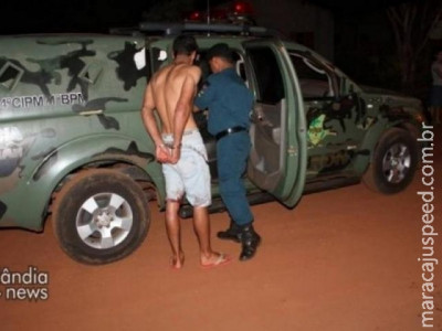 Polícia encontra marido deitado em cima de sangue depois de esfaquear mulher