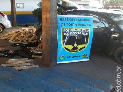 PRE apreende veículo roubado com quase 400 kg de maconha