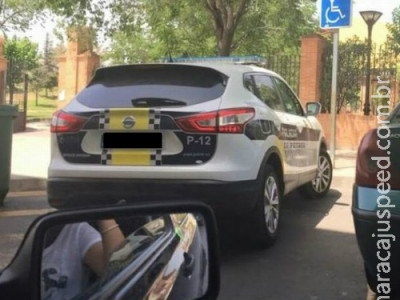 Mulher é multada por postar foto de carro da polícia em vaga irregular