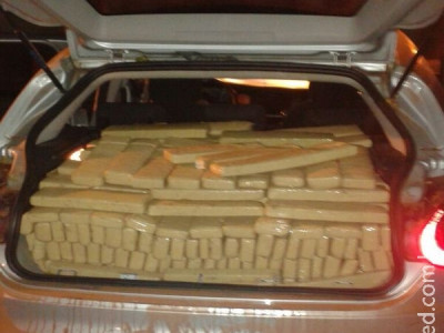 PRE apreende 610 kg de maconha em carro roubado