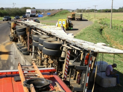 Para evitar acidente, condutor tomba carreta e carga de algodão pega fogo