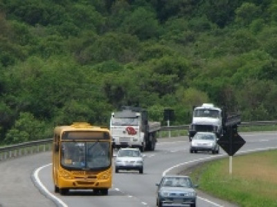Uso do farol baixo durante o dia é obrigatório no Brasil?
