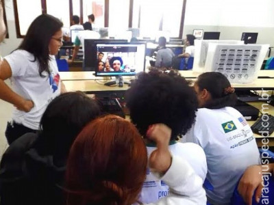 Aula de inglês em redes sociais beneficia 113 alunos em MS